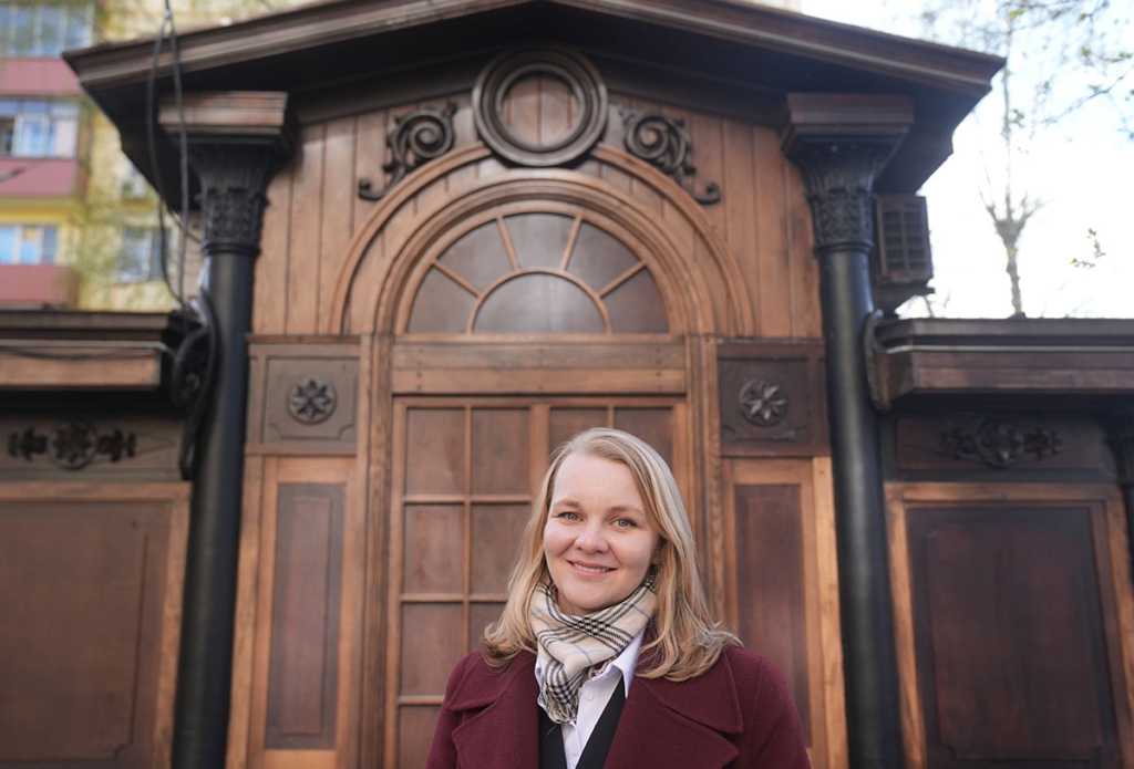 Молодая женщина на фоне остановки 