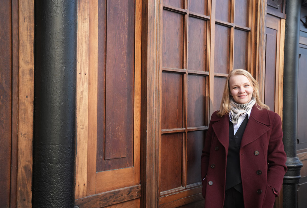 Молодая женщина на фоне остановки 