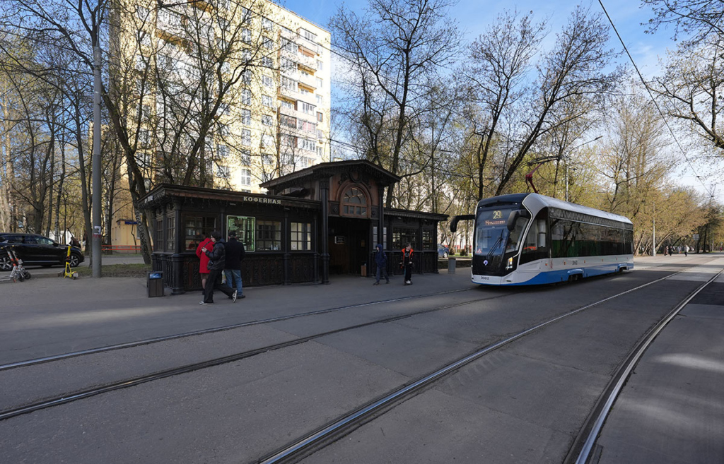 Остановка и трамвай 