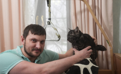 Мужчина с кошкой