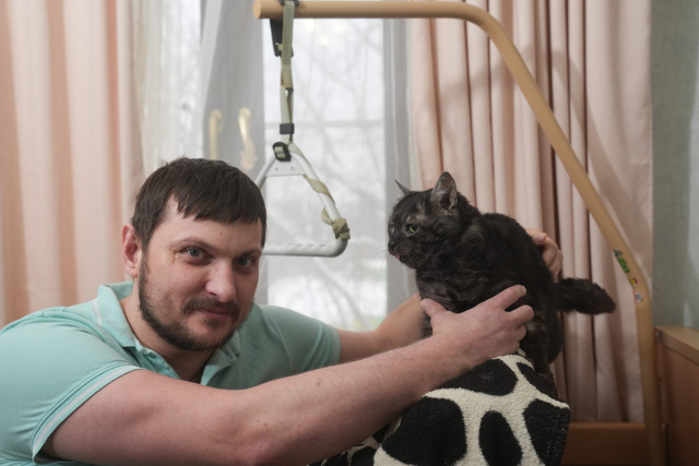 Мужчина с кошкой