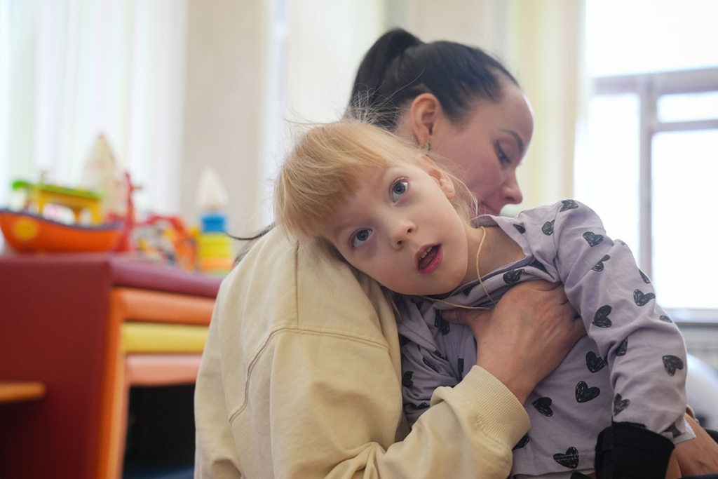 Девочка на занятиях с реабилитологом 