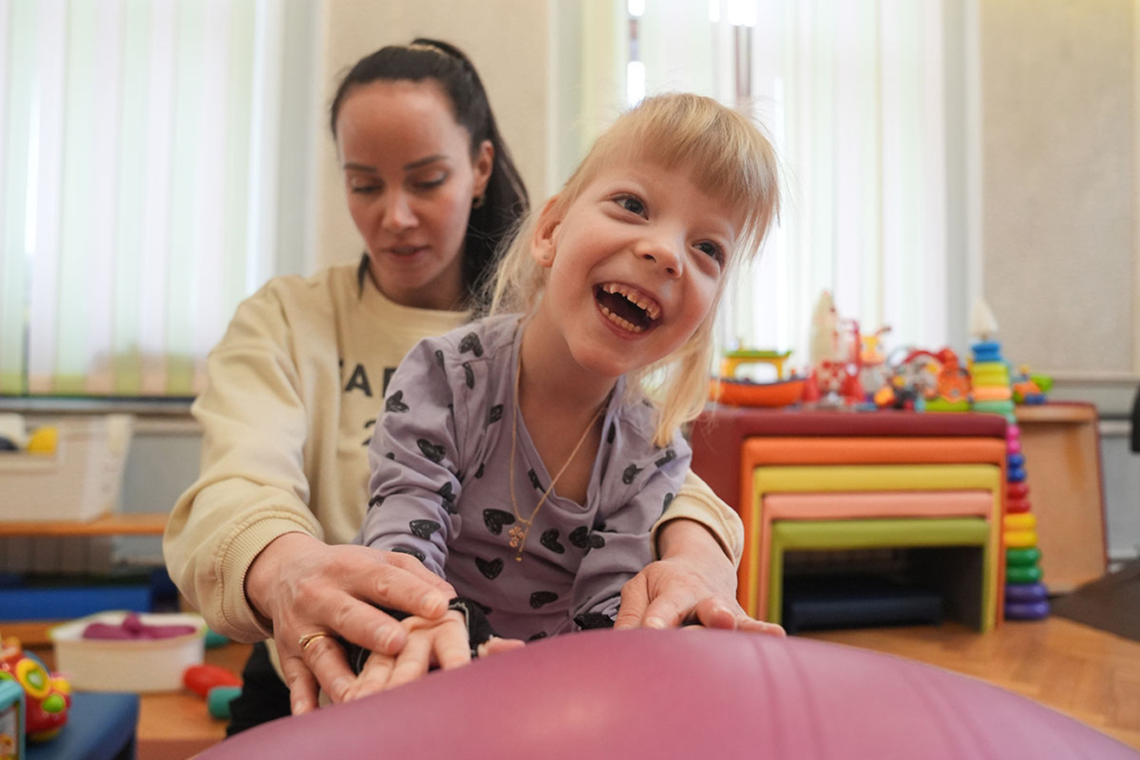 Девочка со специалистом на реабилитации