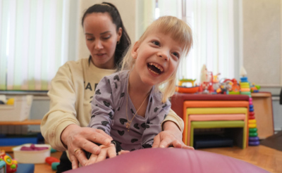 Девочка со специалистом на реабилитации