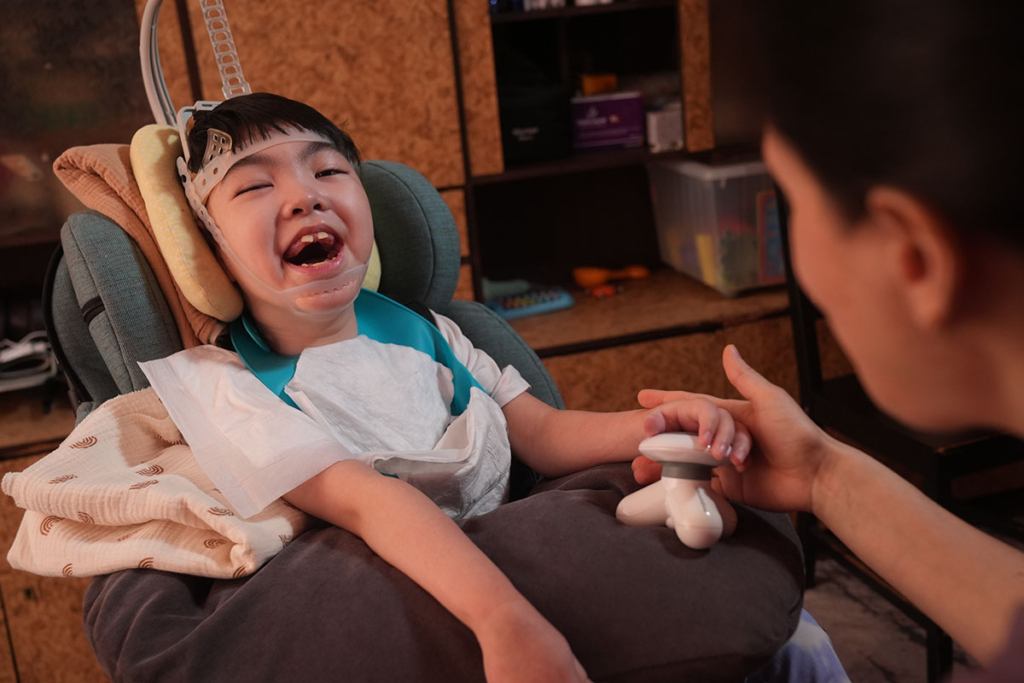 Девочка с ДЦП в специальном кресле