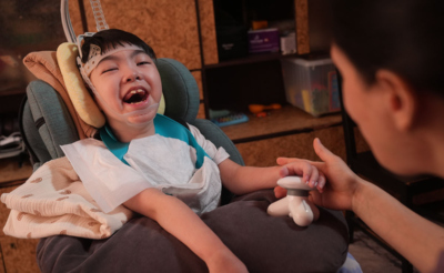 Девочка с ДЦП в специальном кресле