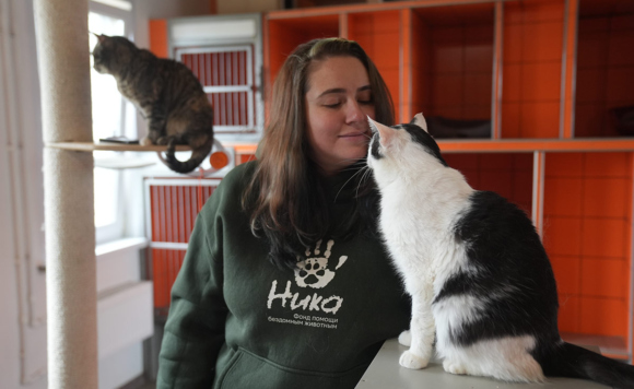 Портрет молодой женщины с котами