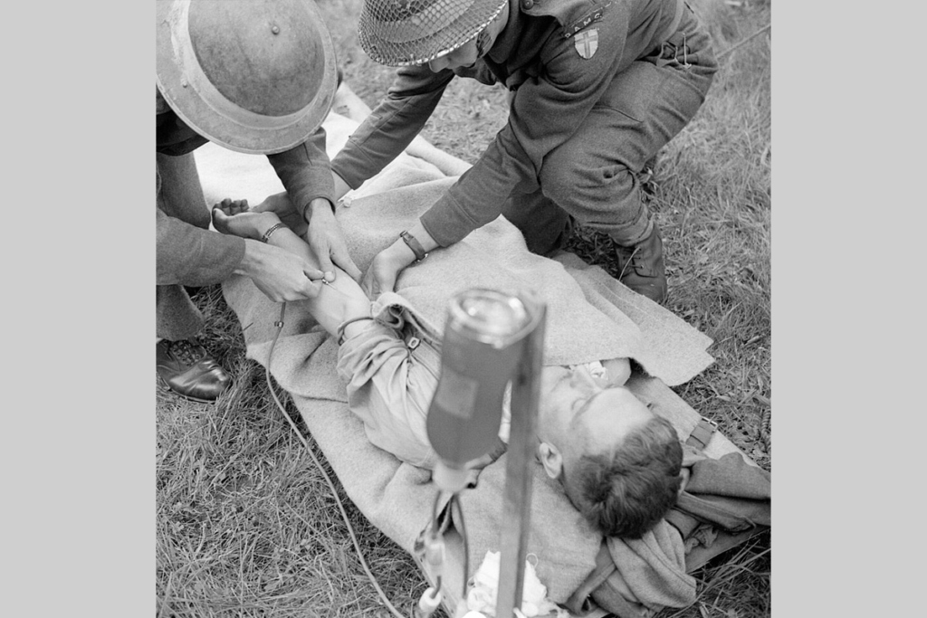 Экстренное переливание крови раненому, 1944 год. Британская армия во время Второй мировой войны. 6 октября 1944 г. 