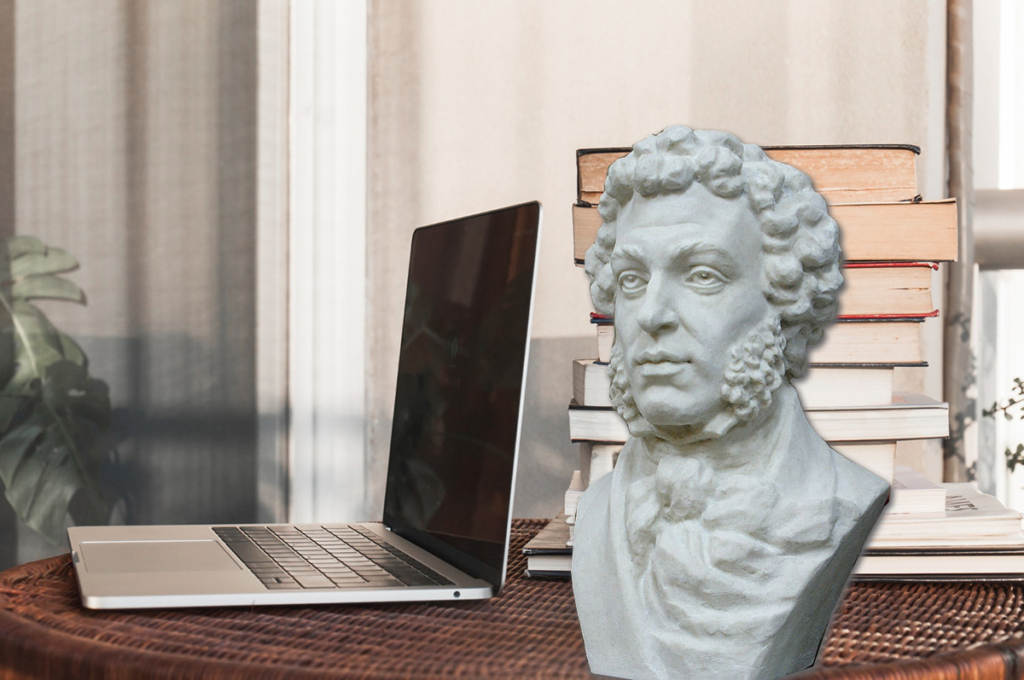 Бюст Пушкина на столе с книгами и ноутбуком 