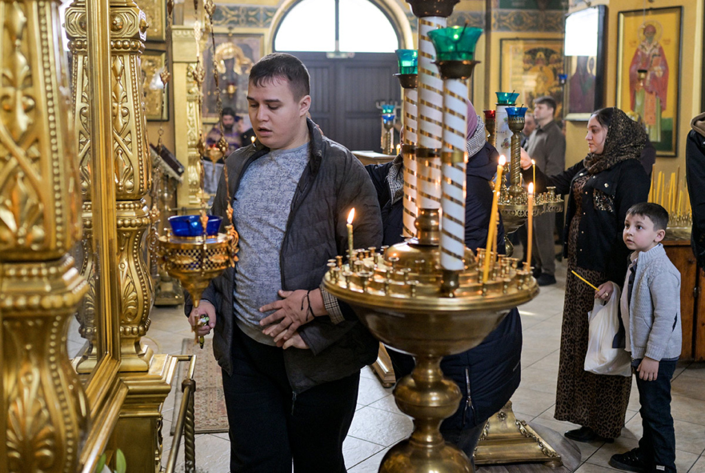 Юноша в храме 