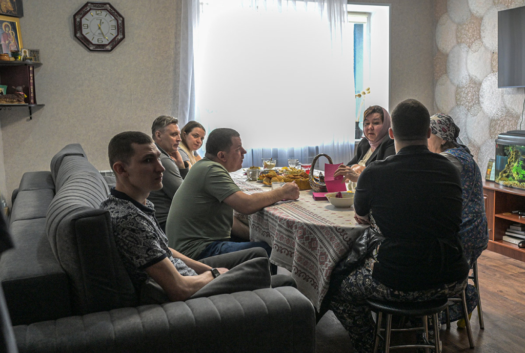 Обед за столом в доме сопровождаемого проживания 