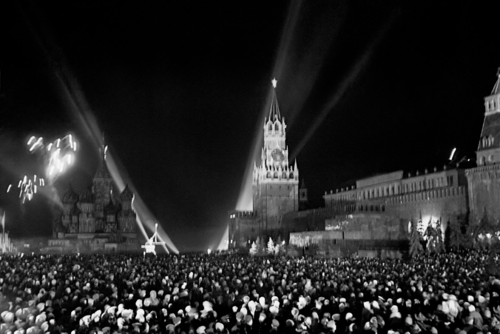 Салют на Красной площади в Москве по случаю Дня Победы 9 мая 1945 года