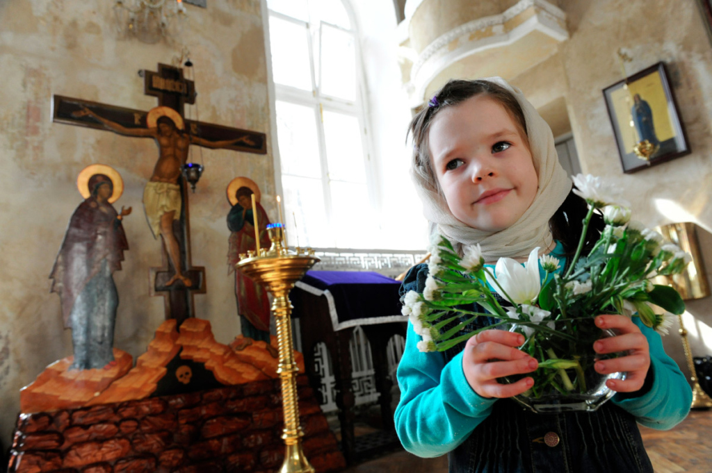 Юная прихожанка храма святой мученицы Татианы при МГУ имени М.В. Ломоносова