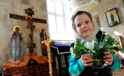 Юная прихожанка храма святой мученицы Татианы при МГУ имени М.В. Ломоносова