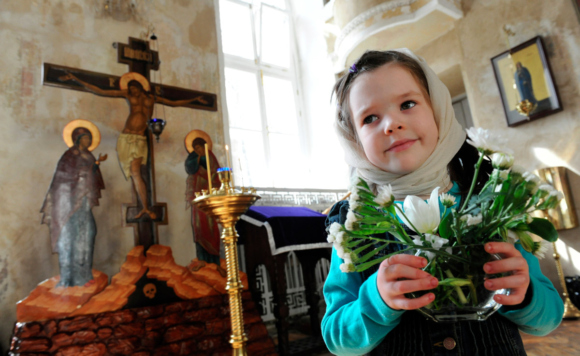 Юная прихожанка храма святой мученицы Татианы при МГУ имени М.В. Ломоносова
