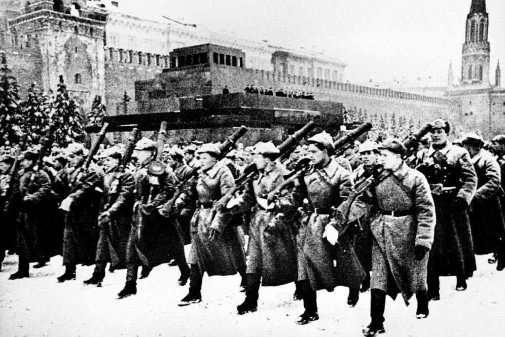«Расчехленный Мавзолей». Военный парад на Красной площади в Москве 7 ноября 1941 года. После парада войска отправляются на фронт