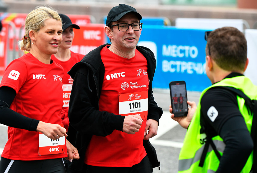 Константин Хабенский и основатель и руководитель оргкомитета «Бегущих сердец» Полина Киценко участвуют в благотворительном забеге «Бегущие сердца» в Москве. 28.05.2022. Фото Максим Блинов/РИА Новости