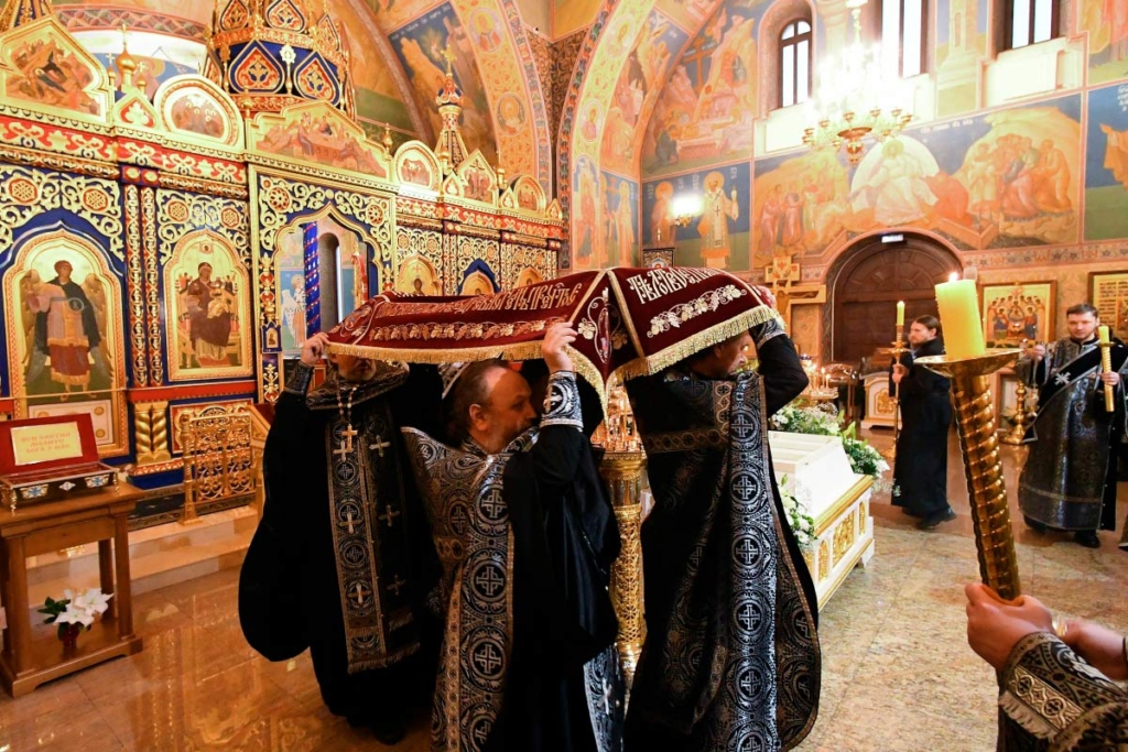 Великое повечерье с выносом Плащаницы в Великую Пятницу накануне Пасхи в Храме иконы Божией Матери "Всецарица" при Свято-Успенском православном мужском монастыре в поселке Удачный Красноярского края