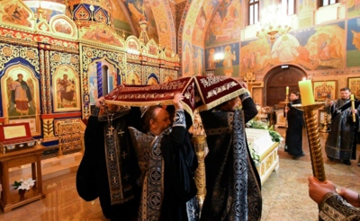 Великое повечерье с выносом Плащаницы в Великую Пятницу накануне Пасхи в Храме иконы Божией Матери "Всецарица" при Свято-Успенском православном мужском монастыре в поселке Удачный Красноярского края