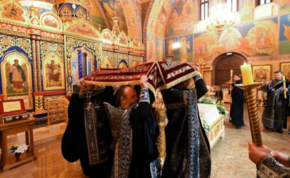 Великое повечерье с выносом Плащаницы в Великую Пятницу накануне Пасхи в Храме иконы Божией Матери "Всецарица" при Свято-Успенском православном мужском монастыре в поселке Удачный Красноярского края