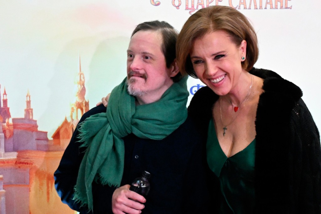 Актриса Ксения Алферова с опекаемым Владом на премьере фильма "Сказка о царе Салтане" в кинотеатре "КАРО 11 Октябрь" в Москве.