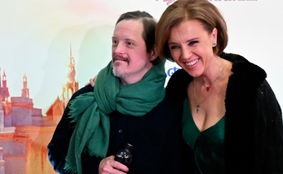 Актриса Ксения Алферова с опекаемым Владом на премьере фильма "Сказка о царе Салтане" в кинотеатре "КАРО 11 Октябрь" в Москве.