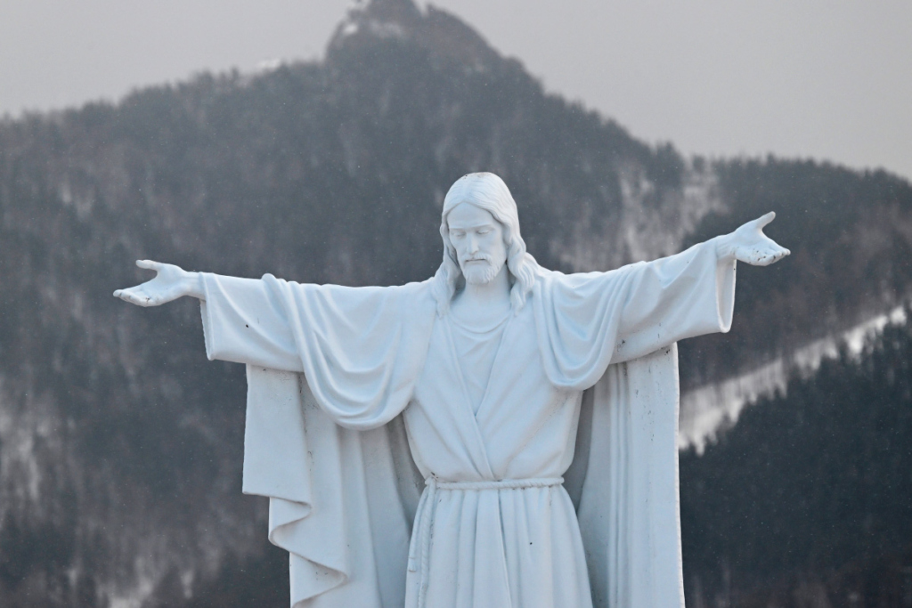 Статуя Иисуса Христа на территории православного храма Новомученников и Исповедников Российских над рекой Енисей в микрорайоне Академгородок в Красноярске