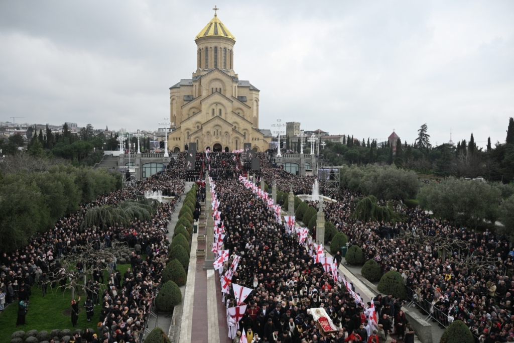 Траурное шествие верующих во время переноса гроба с телом патриарха всея Грузии Илии II из Кафедрального собора Святой Троицы для похорон в Сионском соборе в Тбилиси
