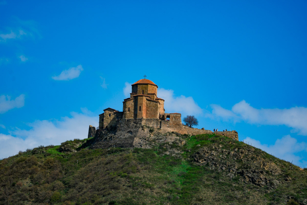 Монастырь и храм Джвари первой половины VII века. Расположен на вершине горы у слияния Куры и Арагви близ Мцхеты – там, где, согласно историческим источникам, воздвигла крест святая равноапостольная Нина