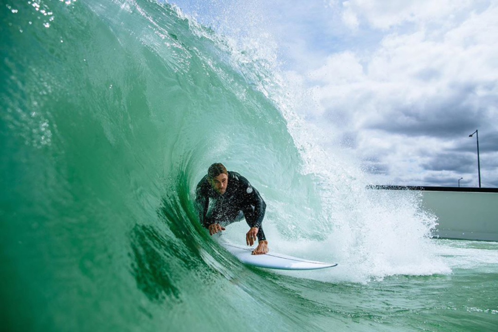 Крис Хемсворт занимается серфингом 