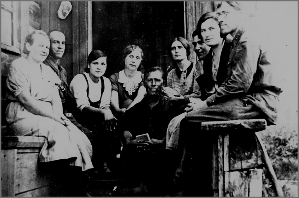 Первая дальневосточная экспедиция (1937 г.). Поселок Обор. Северный отряд. Слева направо:  А.Н. Скрынник, А.В. Гуцевич, д-р Перминова,  В.Л. Ольшевская, П.Е. Грачев, Е.Н. Левкович,  А.Н. Шаповал, Г.Н. Зорина-Николаева, Н.В. Рыжов