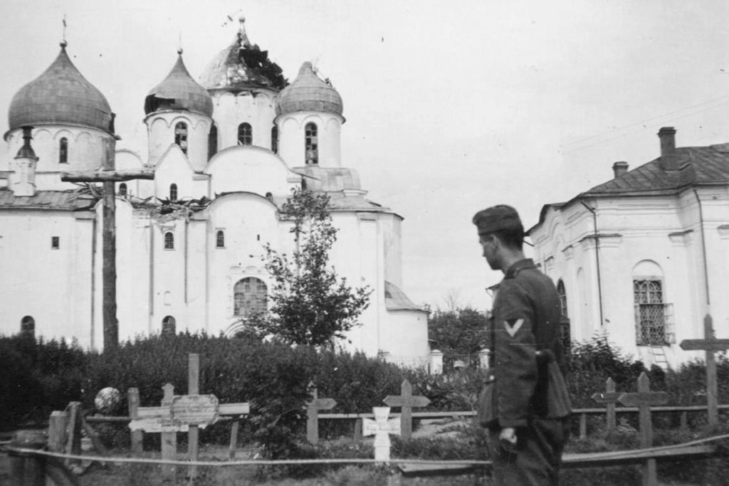 Солдат вермахта на немецко-испанском кладбище у Софийского собора в Новгороде, 1941–1944 годы. Фото: Новгородская епархия Русской Православной Церкви