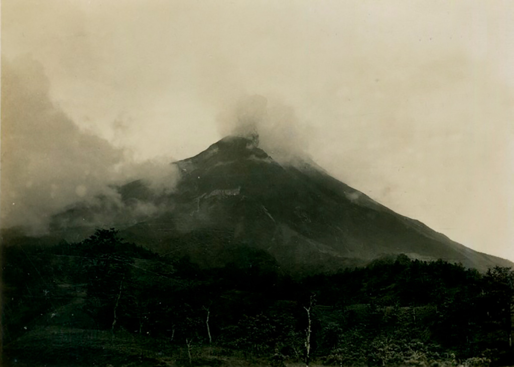 Вулкан Мерапи. Остров Ява (Индонезия). 1927–1941
