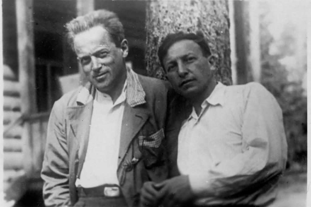 Л.А. Зильбер и его брат В.А. Каверин в г. Луга Ленинградской области, 1940 г. Фото: https://hkm.ru/