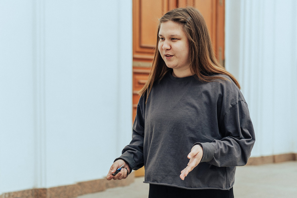 Молодая женщина во дворе социального центра 