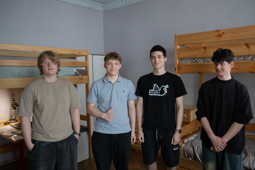 Юноши-подростки в спальне