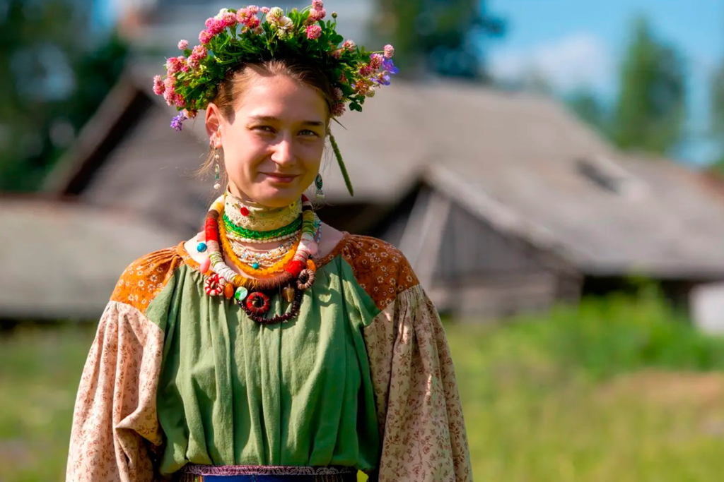 Девушка в народном костюме