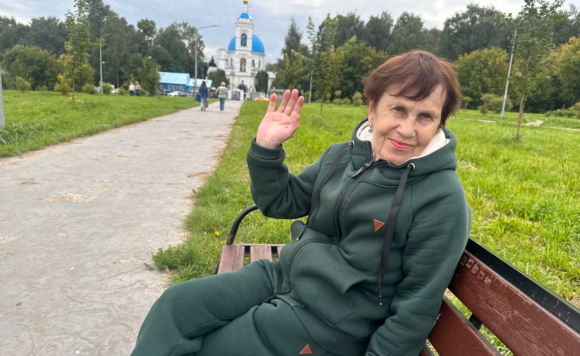 Портрет женщины на фоне храма
