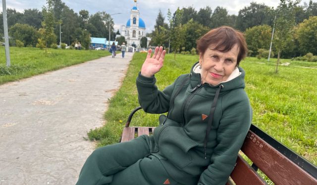 Портрет женщины на фоне храма