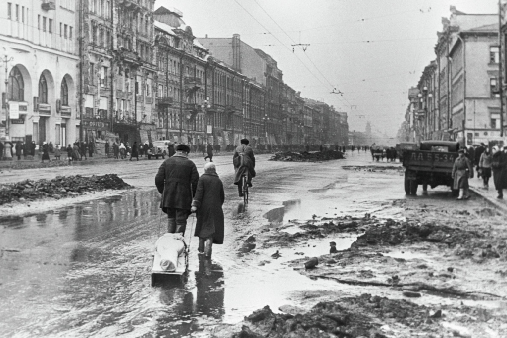 Великая Отечественная война 1941-1945 гг. Блокада Ленинграда. Родственники везут на кладбище умершего от голода ленинградца.