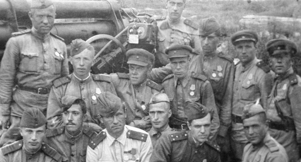 Командир отделения разведки 72-го отдельного зенитного дивизиона старший сержант Юрий Никулин (2-й слева в 1-м ряду) с боевыми товарищами. Ленинградский фронт