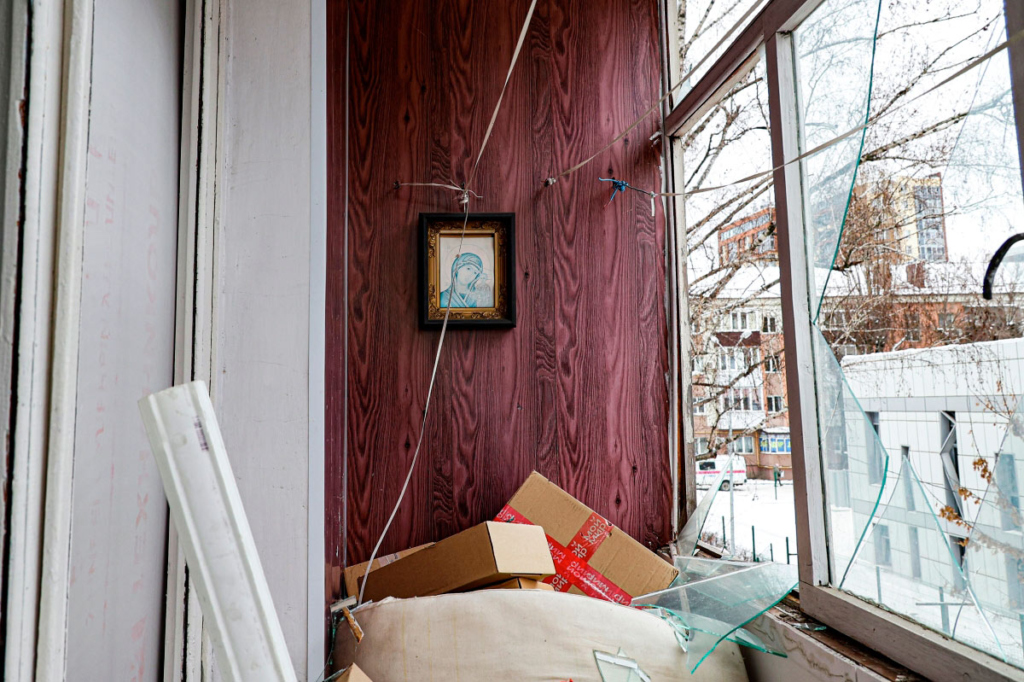 Разбитые стекла в жилом доме, поврежденном в результате обстрела Белгорода.