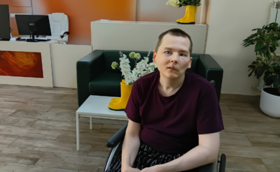 молодой мужчина в инвалидной коляске
