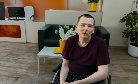 молодой мужчина в инвалидной коляске