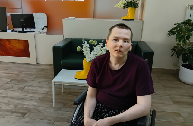 молодой мужчина в инвалидной коляске