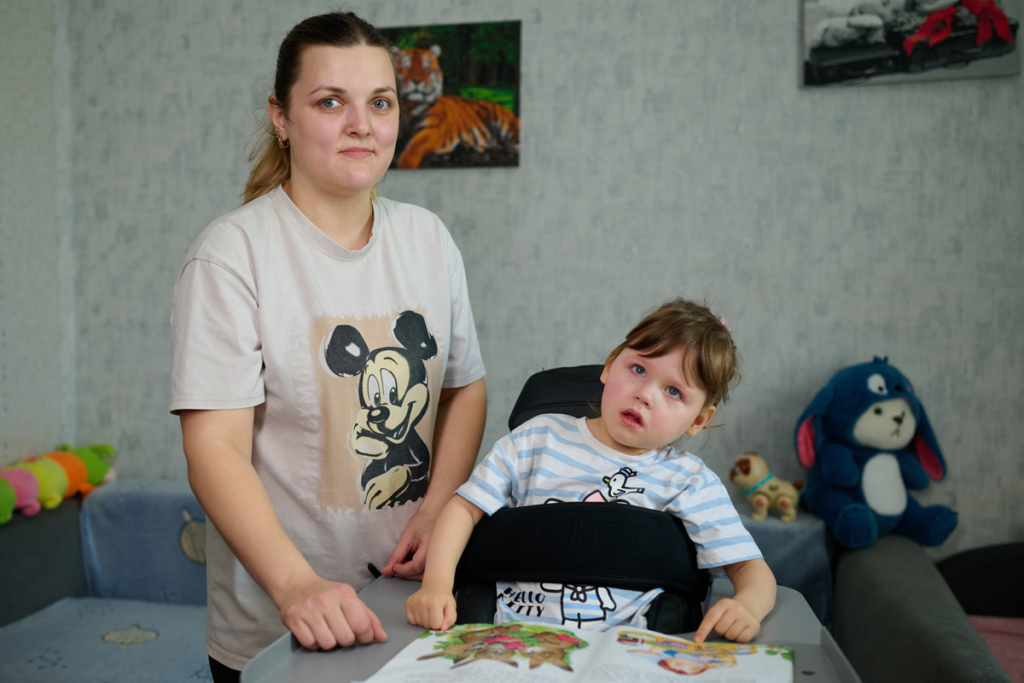 Девочка с мамой