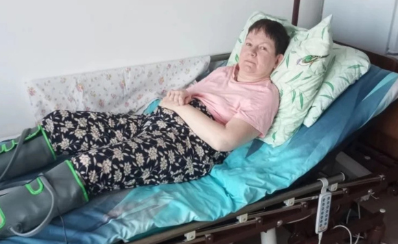 Женщина в ортезах