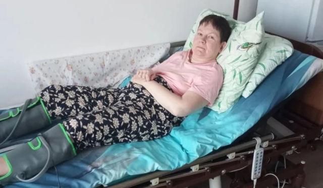 Женщина в ортезах