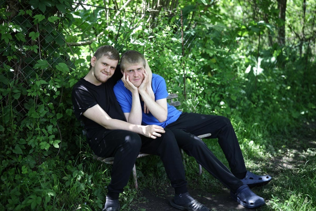 Портрет двух парней 