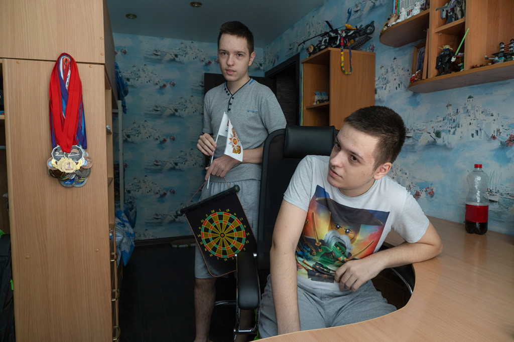 Братья в своей комнате